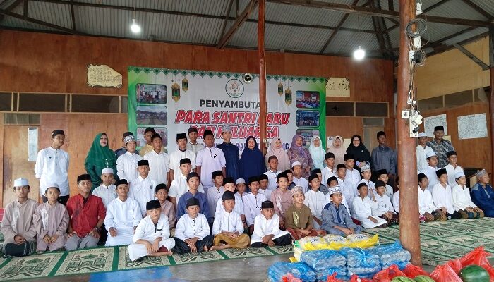 Pengajian Masjid Oman Serahkan Sembako Ke Dayah Wakaf Barbate
