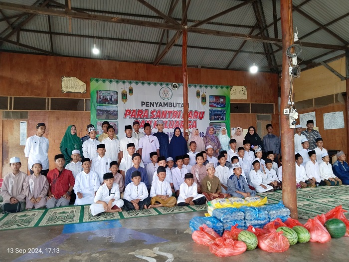 Ibu-ibu jamaah pengajian Masjid Oman Lampriet foto bersama usai menyerahkan bantuan sembako kepada santri Dayah Wakaf Barbate, Blang Bintang, Aceh Besar, Selasa (17/09/24).(Waspada/Ist)