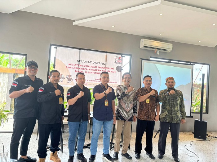 Ketua Bawaslu Binjai (tengah) bersama komisioner Panwascam Binjai Timur serta narasumber, foto bersama usai melaksanakan sosialisasi pengawasan Pilkada. (Waspada/ist)