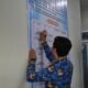 Kadis Diskominfo Kota Langsa, Muzammil, S.STP, MSP saat menandatangani Pakta Integritas sebagai komitmen dan pernyataan sikap netral sekaligus profesional dalam menyukseskan Pilkada serentak 2024 di kantor dinas, Selasa (17/9). Waspada/dede