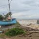 Sejumlah keluarga terpaksa mengungsi untuk menghindari ancama pengikisan pantai akibat pasang purnama di Lhok Puuk, Kecamatan Seunuddon, Aceh Utara, Selasa (17/9). Waspada/ist
