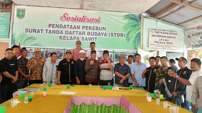 FOTO bersama usai Revisi Pemilihan Ketua DPD dan DPW Himpak, H.Joka dan R. Suhadi Berutu (tengah) mengepal tangal. (Waspada/Ist)