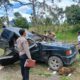 Petugas kepolisian cek lokasi mobil Isuzu Panther warna hijau BK 2241 AZ milik korban ringsek ditimpa pohon. (Waspada/ist)