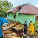 Rumah warga di Dusun Lumban Holbung, Desa Bahal Batu lll, Kecamatan Siborongborong rusak diterpa angin puting beliung disertai hujan deras pada Minggu (1/9) sekira pukul 15.00 Wib. Waspada/ist