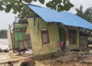 Rumah Warga Dihantam Ombak