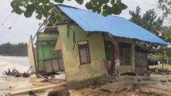Rumah milik Samiah Ismail, ambruk diterjang ombak pasang laut di Teupin Jareng, Idi Rayeuk, Aceh Timur, Selasa (17/9). Waspada/Ist