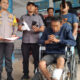 Kapolres Asahan AKBP Afdhal Junaidi, didampingi Kanit Jatanras Ipda Supangat, saat membawa residivis Curas RH, dari RSUD Kisaran mendapatkan perawatan medis, karena luka tembak dibagian kaki, serta barang bukti Sajam dari tindak kejahatan. Waspada/Sapriadi