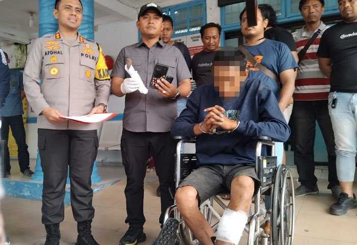 Kapolres Asahan AKBP Afdhal Junaidi, didampingi Kanit Jatanras Ipda Supangat, saat membawa residivis Curas RH, dari RSUD Kisaran mendapatkan perawatan medis, karena luka tembak dibagian kaki, serta barang bukti Sajam dari tindak kejahatan. Waspada/Sapriadi