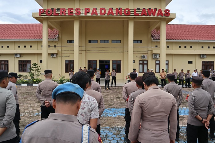 Wakapolres Palas Kompol Sugianto, S.Pd memimpin simulasi pengamanan Pilkada Palas 2024 di halaman Mapolres Palas, Selasa (17/9) (Waspada/Ist)