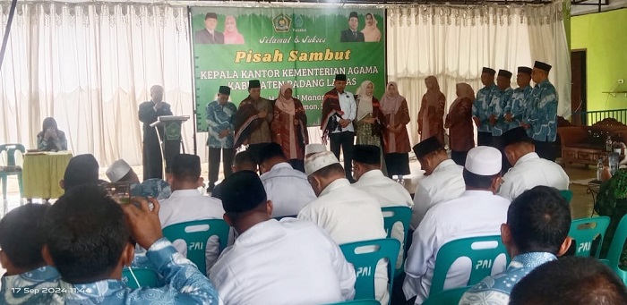 Pisah sambut Kakan Kemenag Palas antara H. Abdul Manan, M.A yang mutasi sebagai Kakan Kemenag Asahan dan di gantikan Dr. H. Kasman, S. Ag, MA.(Waspada/Ist)