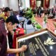 MENKO Kemaritiman dan Investasi Indonesia, Luhut Binsar Panjaitan saat menandatangani prasasti sebagai bukti peresmian Hotel Labersa di Samosir. Waspada/Valen Sitorus
