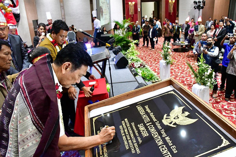 MENKO Kemaritiman dan Investasi Indonesia, Luhut Binsar Panjaitan saat menandatangani prasasti sebagai bukti peresmian Hotel Labersa di Samosir. Waspada/Valen Sitorus
