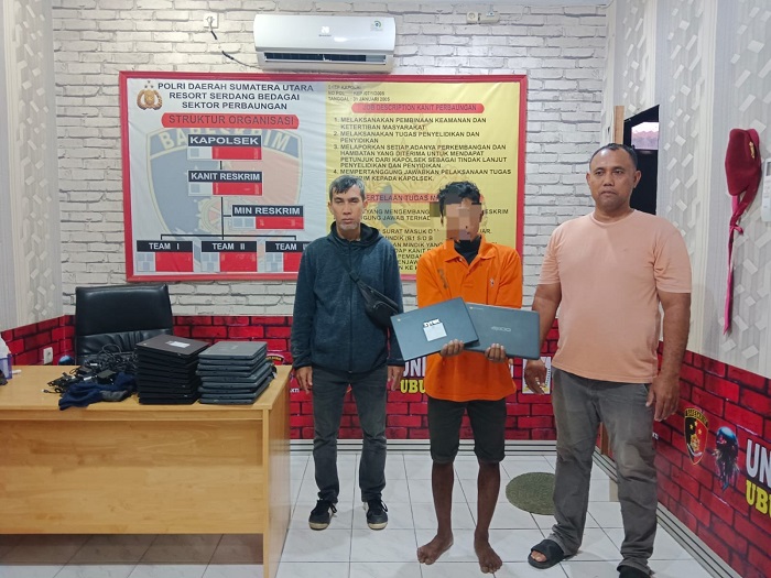 Tersangka A bersama barang bukti saat diamankan. Waspada/ist