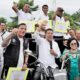 Bupati Simalungun Radiapoh H Sinaga saat menyerahkan bantuan ke Pokdakan, Selasa (17/9).(Waspada/ist).