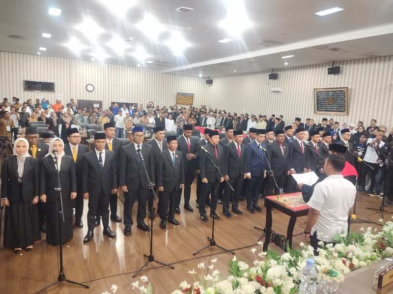 Ketua PN Langsa, Kemas Reynald Mei, SH, MH, saat mengambil sumpah dan melantik 25 Anggota Dewan Perwakilan Daerah (DPR) Kota Langsa untuk periode 2024-2029, di gedung dewan Langsa, Senin (2/9). Waspada/Rapian