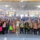 Rektor IPTS Dr Zulfadli, M.Pd serta Wakil Rektor, Dekan dan Dosen IPTS foto bersama dengan mahasiswa yang telah selesai KKN Tematik IPTS 2024 di Auditorium IPTS, Selasa (17/9). Waspada/ist.