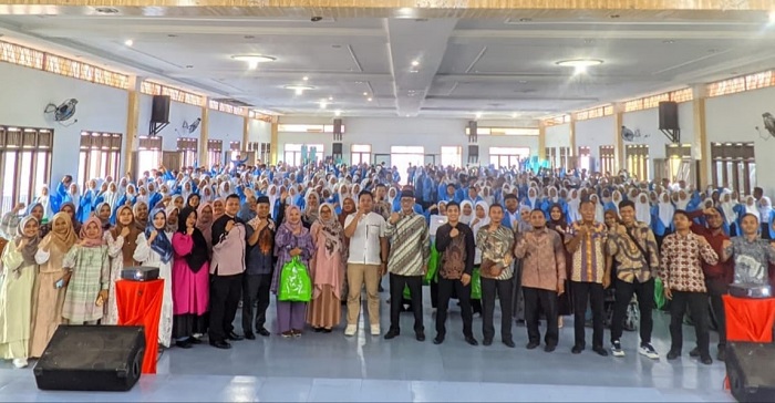 Rektor IPTS Dr Zulfadli, M.Pd serta Wakil Rektor, Dekan dan Dosen IPTS foto bersama dengan mahasiswa yang telah selesai KKN Tematik IPTS 2024 di Auditorium IPTS, Selasa (17/9). Waspada/ist.