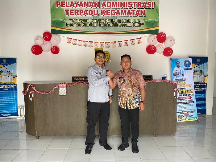 Kepala BNNK Asahan Adrea Retha Zulhelfi, bersama Camat Pulau Rakyat Muhammad Syarif AR. Waspada/Ist