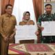 Wali Kota Susanti Dewayani (tiga kanan) dan Dandim 0207/Simalungun Letkol Inf Slamet Faojan (dua kanan) menunjukkan MoU tentang pelaksanaan TMMD ke-122 di Pematangsiantar setelah penandatangan MoU di ruang kerja Wali Kota di Balai Kota, Jl. Merdeka, Selasa (17/9).(Waspada-Ist)