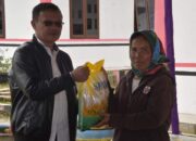 ASISTEN Perekonomian dan Pembangunan Setdakab, Martogi Purba memberikan beras secara simbolis usai membuka giat GPM di Lintongnihuta. Waspada/Ist