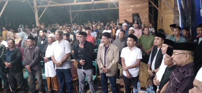 Ratusan masyarakat dan keluarga besar Raja Tampok serta TRM dalam deklalarasi pasangan Jonniadi - Zaini Mantri Doi (JOZ) di kediaman Raja Tulet Gunong Kong Desa Alue Waki Kercamatan Darul Makmur Nagan Raya, Selasa (17/9) malam.(Waspada/Muji Burrahman)