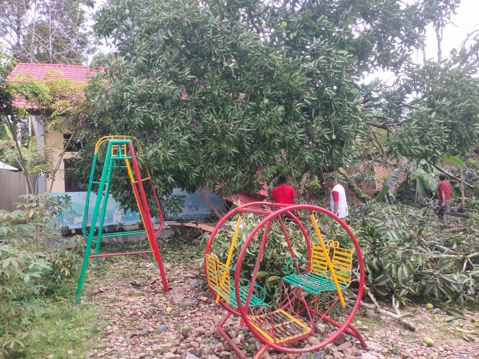 Bangunan PUAD Geunaseh Poma di Desa Ie Lhop, Kecamatan Tangan-tangan, Abdya rusak tertimpa pohon tumbang, akibat terpaan angin kencang disertai hujan deras pada Selasa (27/9), sekira pukul 21.00 WIB. Foto direkam Rabu (18/9).Waspada/Syafrizal