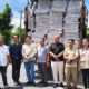 Ketua KPU Muhammad Isman Hutabarat bersama personel Sat Intelkam Polres saat menerima logistik Pilkada serentak Pematangsiantar di gudang KPU Jl. Medan, Km 5, Kel. Pondok Sayur, Kec. Siantar Martoba, Rabu (18/9).(Waspada-Ist).