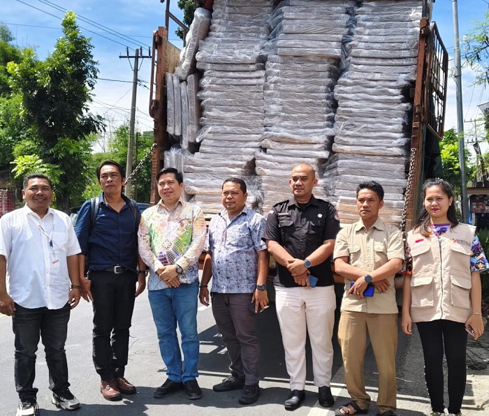 Ketua KPU Muhammad Isman Hutabarat bersama personel Sat Intelkam Polres saat menerima logistik Pilkada serentak Pematangsiantar di gudang KPU Jl. Medan, Km 5, Kel. Pondok Sayur, Kec. Siantar Martoba, Rabu (18/9).(Waspada-Ist).