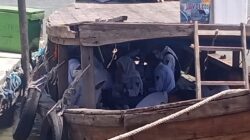 PARA pelajar yang menumpang kapal tradisional tidak ada seorangpun yang mengenakan life jacket. Waspada/Asrirrais