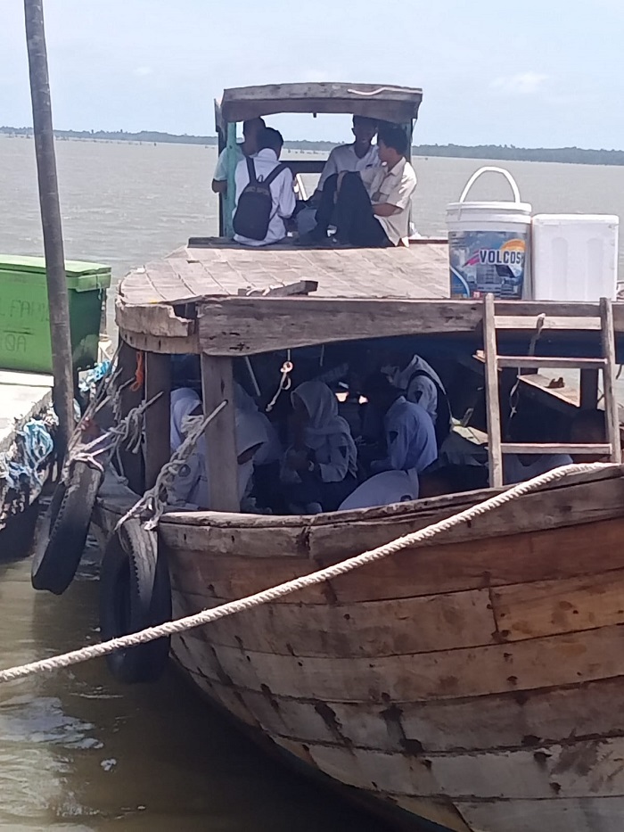PARA pelajar yang menumpang kapal tradisional tidak ada seorangpun yang mengenakan life jacket. Waspada/Asrirrais