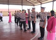 Kapolres L.Batu AKBP Dr Bernard L Malau mengucapkan selamat kepada pejabat baru. Waspada/Ist