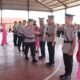 Kapolres L.Batu AKBP Dr Bernard L Malau mengucapkan selamat kepada pejabat baru. Waspada/Ist