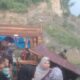 Warga mengunsikan barang jualan di salah satu kios di Peureulak Timur, Aceh Timur, Rabu (18/9). Waspada/Muhammad Ishak