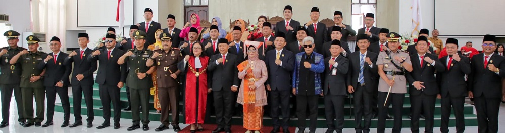 Wali Kota Susanti Dewayani (sembilan kanan) pose bersama 30 anggota DPRD Pematangsiantar periode 2024-2029 yang baru mengucapkan sumpah/janji dan lainnya dalam rapat paripurna DPRD di gedung Harungguan DPRD, Jl. Adam Malik, Senin (2/9).(Waspada-Edoard Sinaga).