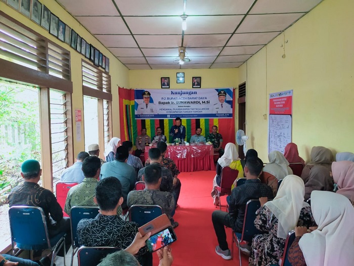 Pj Bupati Abdya Sunawardi, saat melakukan kunjungan kerja di Kecamatan Setia. Kamis (19/9).Waspada/Syafrizal