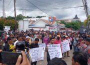 Ratusan Massa Anti Korupsi Demo Kejari Gunungsitoli