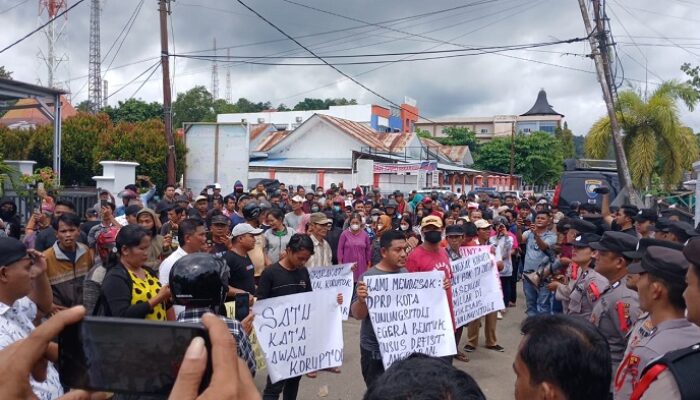 Ratusan Massa Anti Korupsi Demo Kejari Gunungsitoli