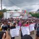 Ratusan massa dari Aliansi Masyarakat Anti Korupsi melakukan aksi unjukrasa di Kejaksaan Negeri Gunungsitoli, Kamis (19/9). Waspada/Bothnaiman Jaya Telaumbanua