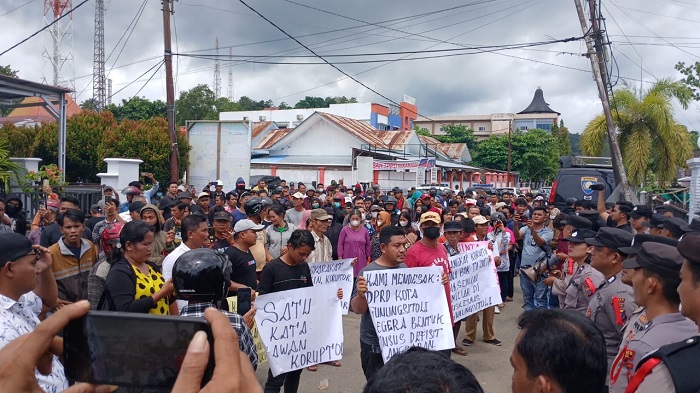 Ratusan massa dari Aliansi Masyarakat Anti Korupsi melakukan aksi unjukrasa di Kejaksaan Negeri Gunungsitoli, Kamis (19/9). Waspada/Bothnaiman Jaya Telaumbanua