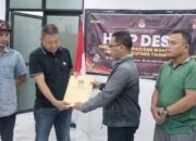 Ketua KPU Labura Adi Susanto mengembalikan berkas kelengkapan paslon Rizal - Darno pada Ketua PDIP Sunaryo di kantor KPU Labura, Kamis (19/9) malam. Waspada/Ist