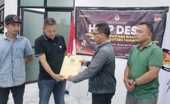 Ketua KPU Labura Adi Susanto mengembalikan berkas kelengkapan paslon Rizal - Darno pada Ketua PDIP Sunaryo di kantor KPU Labura, Kamis (19/9) malam. Waspada/Ist