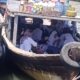 PENUMPANG kapal tradisional angkutan jasa penyeberangan tak satupun diberi savety life jacket Waspada/Asrirrais
