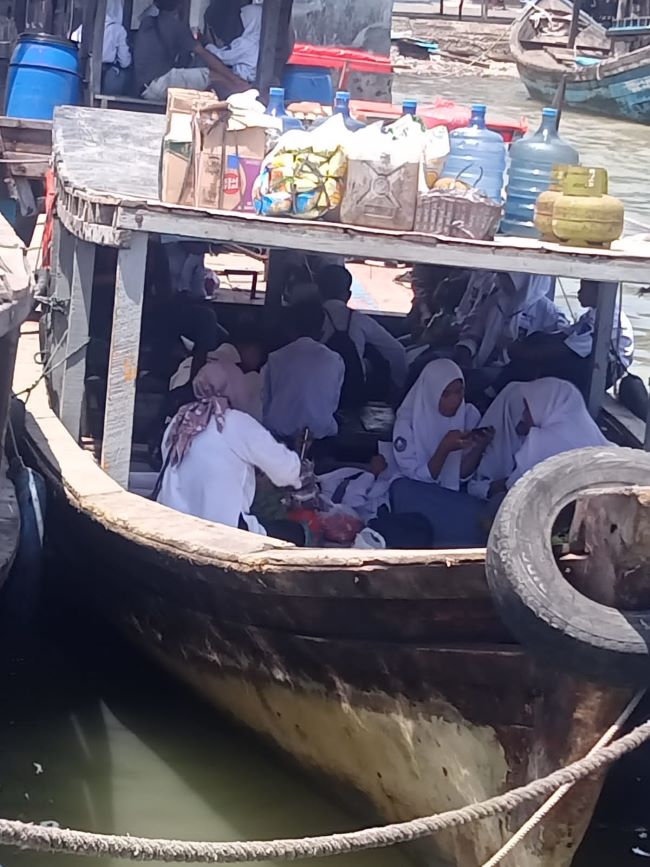 PENUMPANG kapal tradisional angkutan jasa penyeberangan tak satupun diberi savety life jacket Waspada/Asrirrais