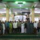 Kapolres Langkat AKBP David Triyo Prasojo SH SIK MSi foto bersama jamaah Masjid Raya P.Brandan usai Jumat Curhat, Jumat (20/9/24). Waspada/ist.