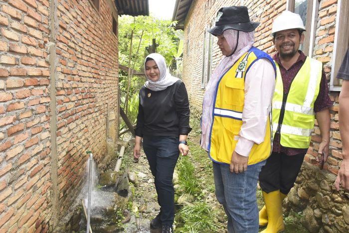 Wakil Bupati Madina, Atika Nasition didampingi Kadis PUPR, Elpiyanti Harahap bersama OPD saat meninjau pembangunan sanitasi dan Spam. (Waspada/ist).