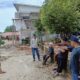 Beberapa alumni Ikatan Pelajar Muhammadiyah (IPM) Serbelawan saat meninjau kerusakan halaman SD Muhammadiyah dan Masjid Taqwa pasca banjir Sebelawan, Jumat (20/9).(Waspada/ist)