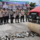Polres Taput memusnahkan 270 knalpot brong sepeda motor dengan cara digilas menggunakan alat berat di Lapangan Terminal Madya Tarutung, Sabtu (22/9). Waspada/ist