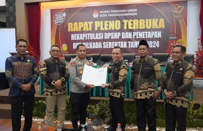 Ketua KPU Padangsidimpuan Tagor Dumora Lubis ( 3 kanan) didampingi empat Komisioner KPU Padangsidimpuan menyerahkan berita acara dan rekapitulasi DPT Pilkada 2024 kepada Kapolres Padangsidimpuan AKBP Dr Wira Prayatna, SH, di aula Mega Permata Hotel, Padangsidimpuan, Sabtu (21/9). Waspada/Mohot Lubis.