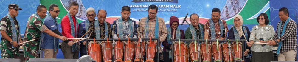 Wali Kota Susanti Dewayani (enam kanan) bersama Kepala KPw BI Pematangsiantar Muqorobin (lima kanan) dan lainnya memukul Gordang Sipitu sebagai tanda pembukaan Festival Sisibataslabuhan di lapangan Adam Malik, Sabtu (21/9).(Waspada-Ist).