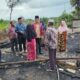 Syahrul Pasaribu (tengah) mewakili Tim BAGUSI dan Yayasan Haji Hasan Pinayungan mendatangi dan menyerahkan santunan kepada korban kebakaran di Desa Biru, Kecamatan Aek Bilah Tapsel. (Waspada/Ist)